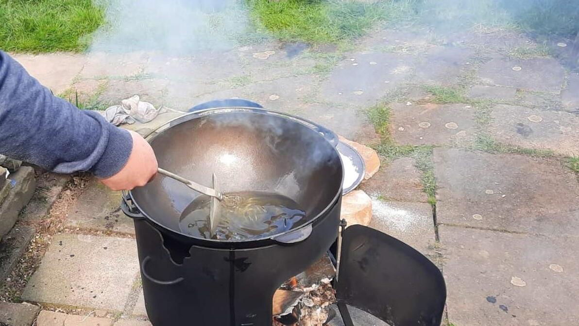 Ein Kasan für den Garten Kochen mit Feuer und Flamme Kraut und Garten